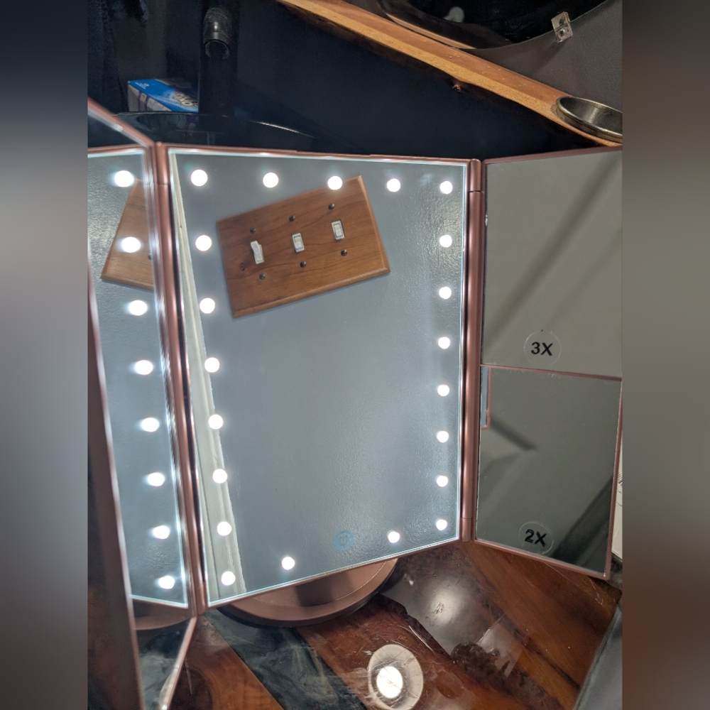 DEWEISN Dresser Mount Tri-Fold Lighted Vanity Mirror with 21 LED Lights (EUC) - Picture 13 of 13